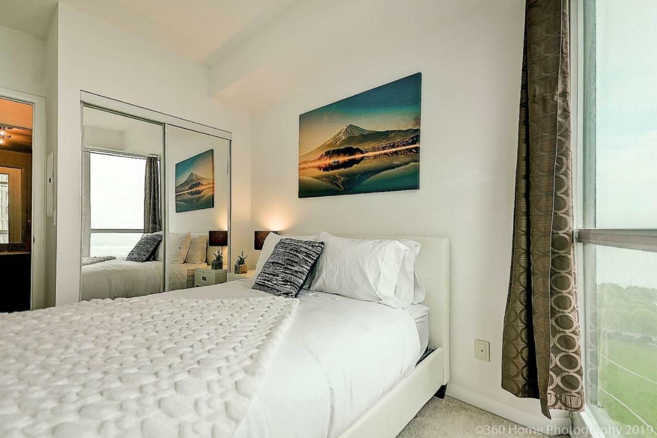 30 Off Lake View Property Heart Of Downtown Торонто Екстер'єр фото