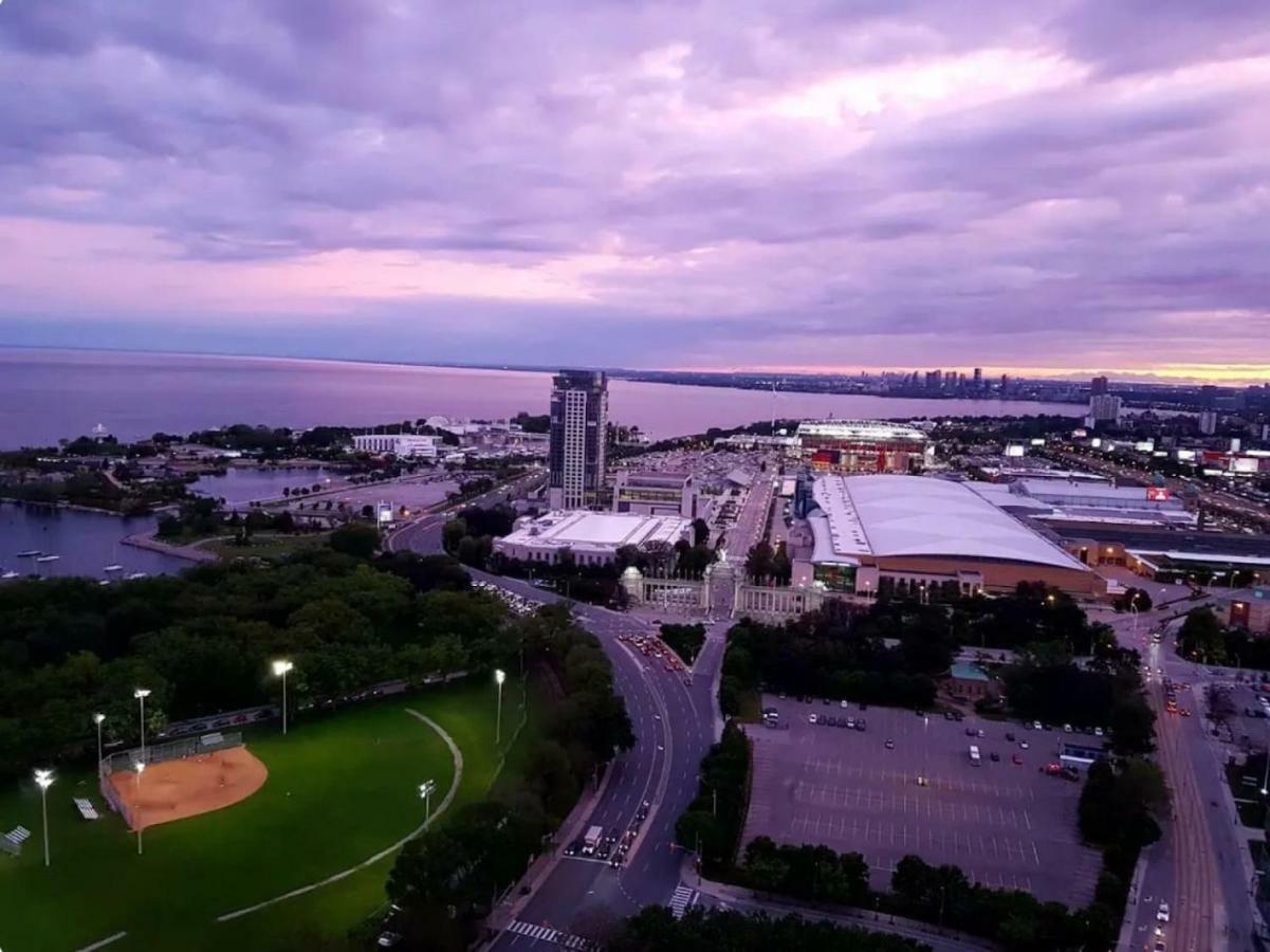 30 Off Lake View Property Heart Of Downtown Торонто Екстер'єр фото