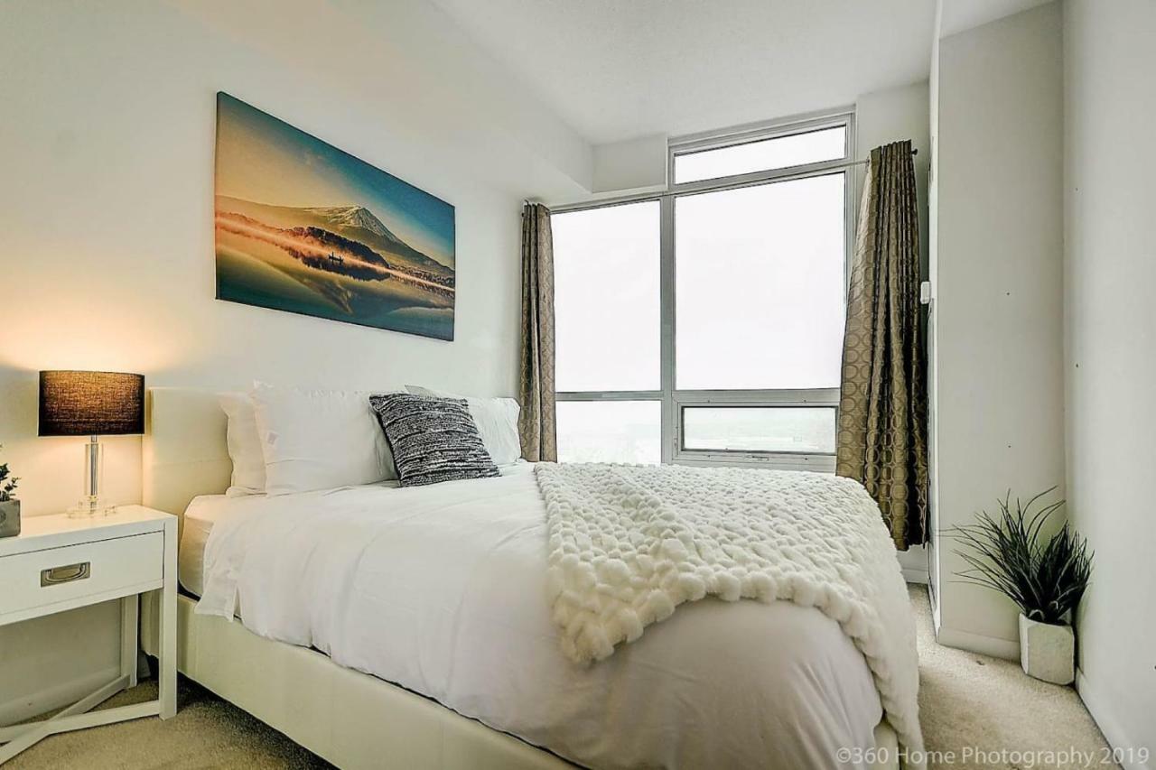 30 Off Lake View Property Heart Of Downtown Торонто Екстер'єр фото