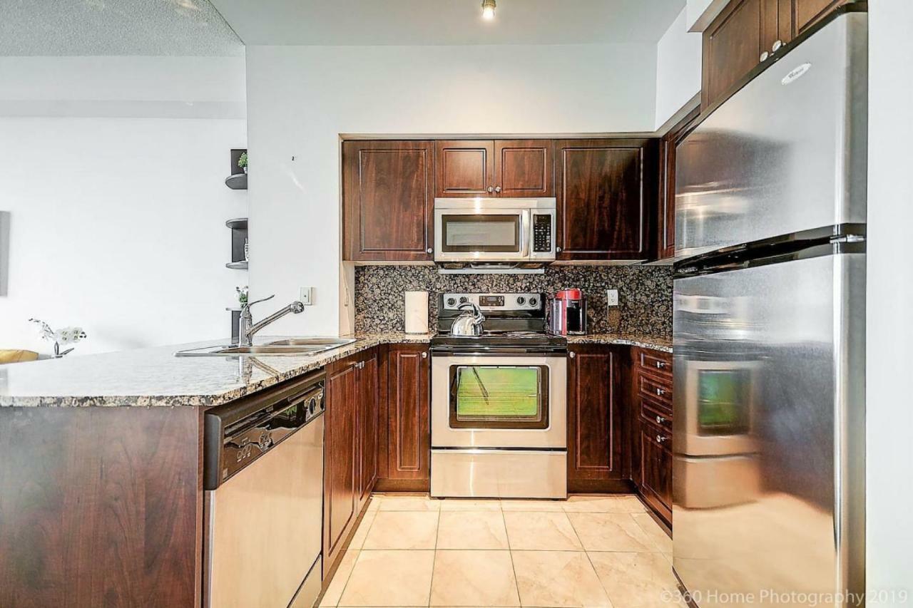 30 Off Lake View Property Heart Of Downtown Торонто Екстер'єр фото