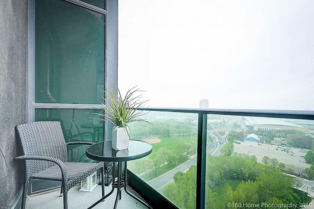 30 Off Lake View Property Heart Of Downtown Торонто Екстер'єр фото