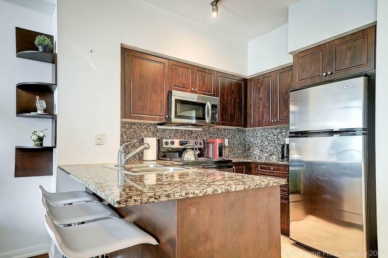 30 Off Lake View Property Heart Of Downtown Торонто Екстер'єр фото